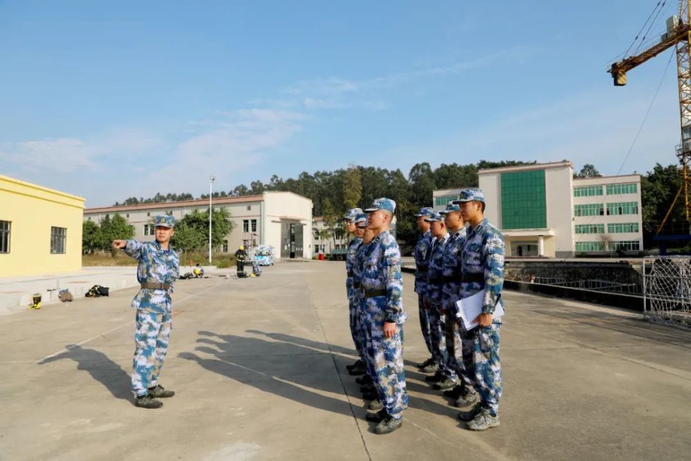 崖东水畔,岸勤尖兵向战行