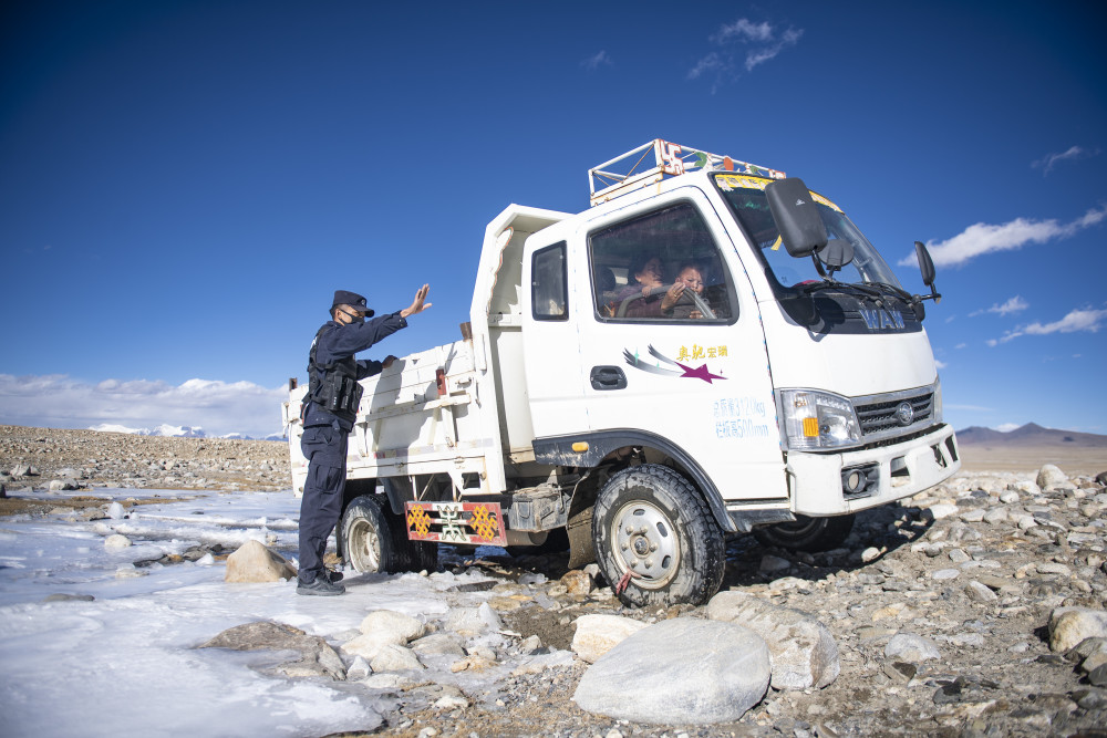 普玛江塘边境派出所的移民管理警察帮助牧民旦增多杰的家人离开困在