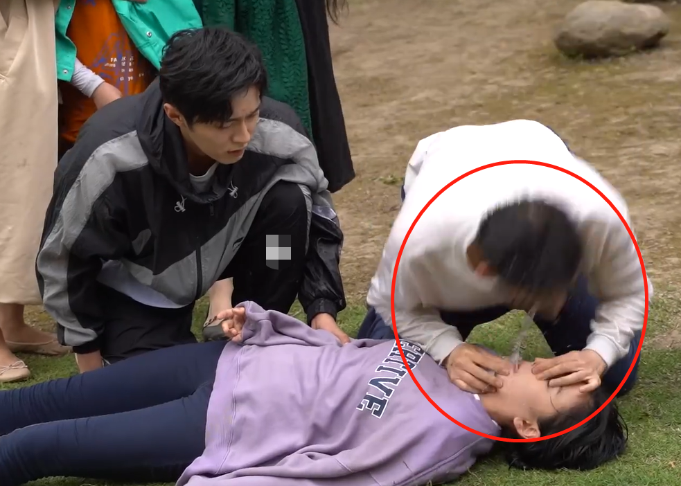 宋祖儿拍戏花絮曝光,被王安宇按压胸口时憋不住,当着镜头被压弹跳