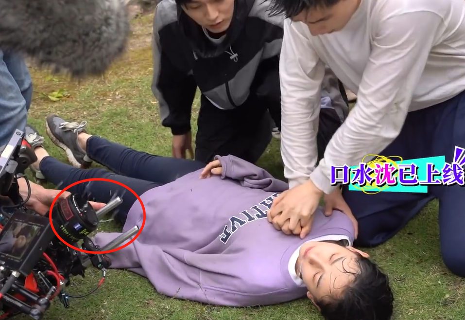 宋祖儿拍戏花絮曝光,被王安宇按压胸口时憋不住,当着镜头被压弹跳