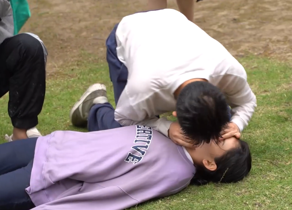 宋祖儿拍戏花絮曝光,被王安宇按压胸口时憋不住,当着镜头被压弹跳