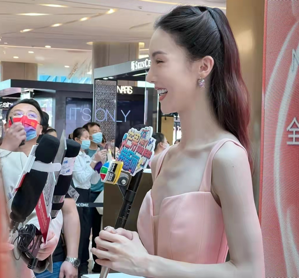 金晨现身活动排骨胸全程抢镜,网友齐呼:瘦得可怕