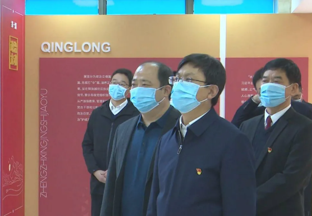 张义金认真聆听讲解员对整治立魂篇,正风肃纪篇