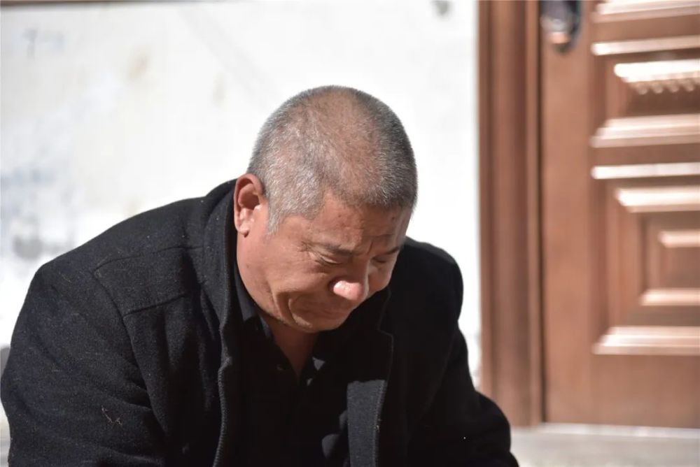 农村大哥做好事上瘾,吃颗柿子照料失依女孩近20年,被误解很尴尬