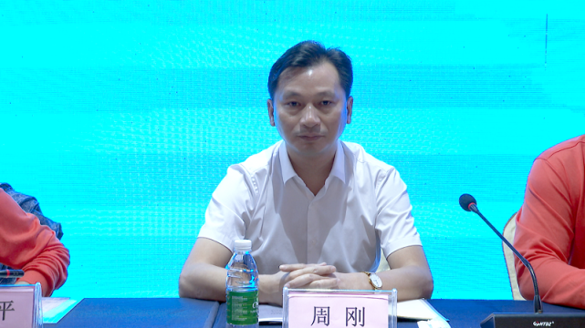 县委常委,组织部部长周刚出席活动并作开班动员讲话.