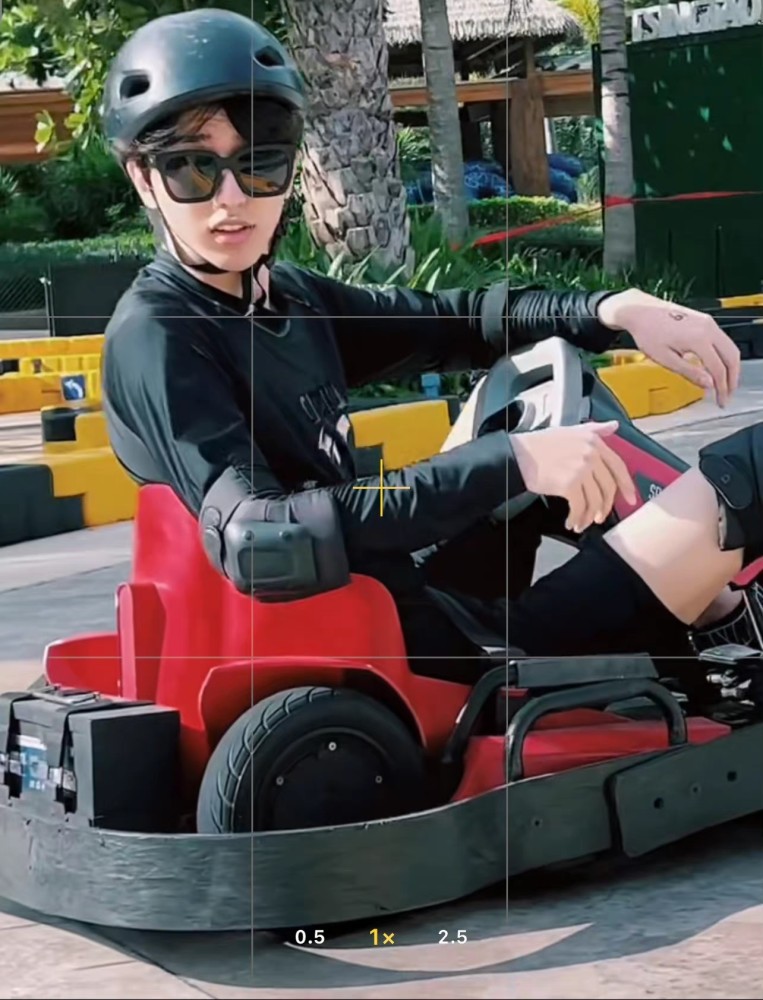 偶遇蔡徐坤冲浪开卡丁车抓娃娃,黑背心大背头,硬汉帅气值拉满_腾讯