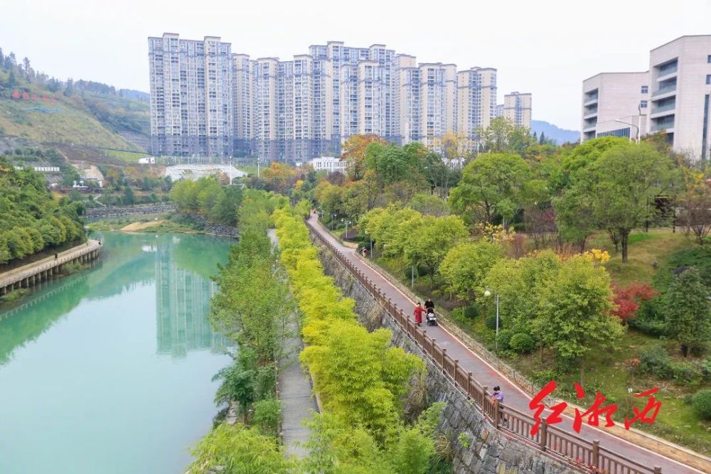 走进湘西高新区打卡沿河风光带