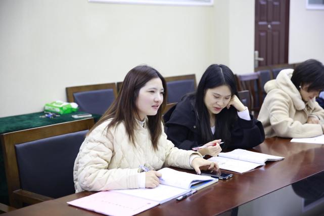 “双减”进行时｜作业多不多，老师先来做一遍_腾讯新闻