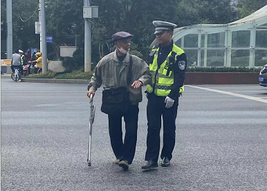 交警扶老人过马路图片图片