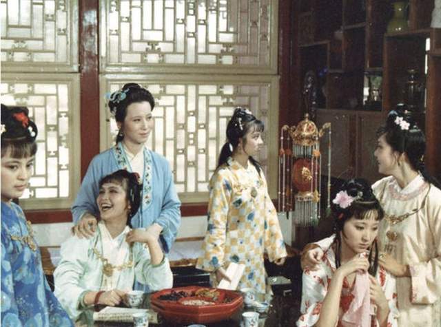 可他的奶娘赵嬷嬷照样在贾府生活,贾迎春,贾宝玉等人也都年长于贾兰