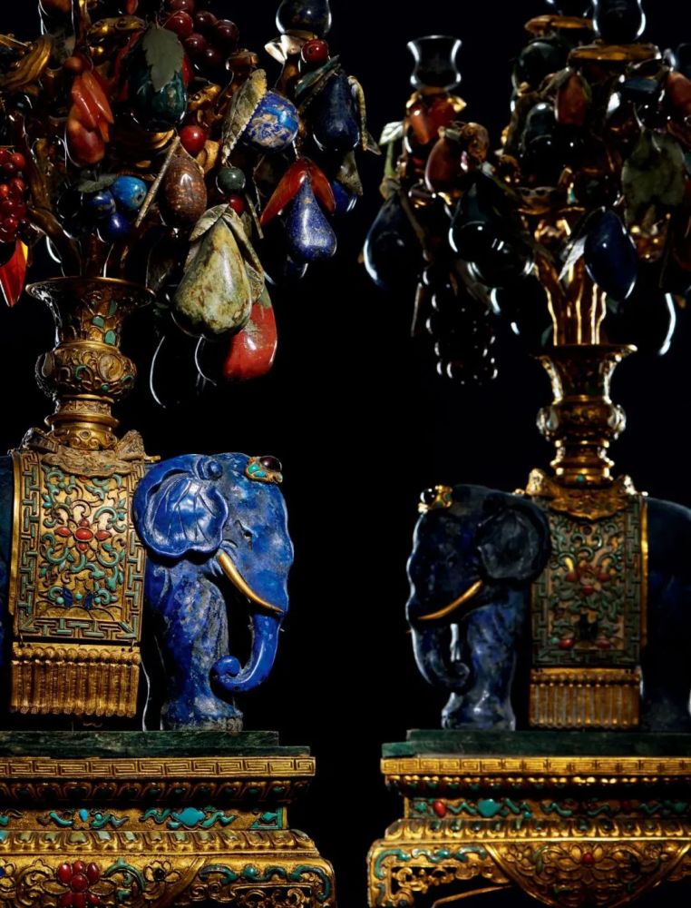 烛台一对象乃瑞兽,厚重稳行,有"喜象升平"之喻,寓意河清海晏,民康物阜