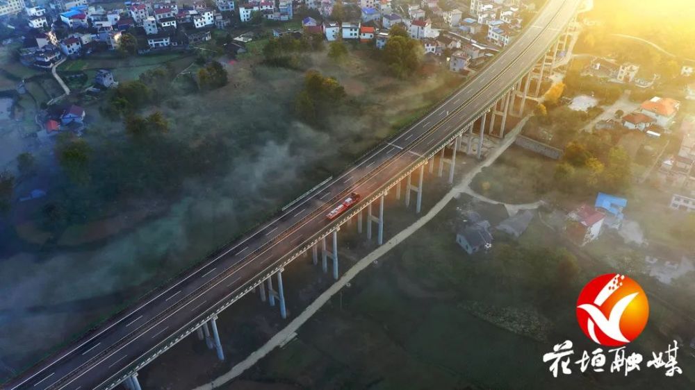 清晨,包茂高速公路(g65)湖南省湘西土家族苗族自治州花垣县路段的团结