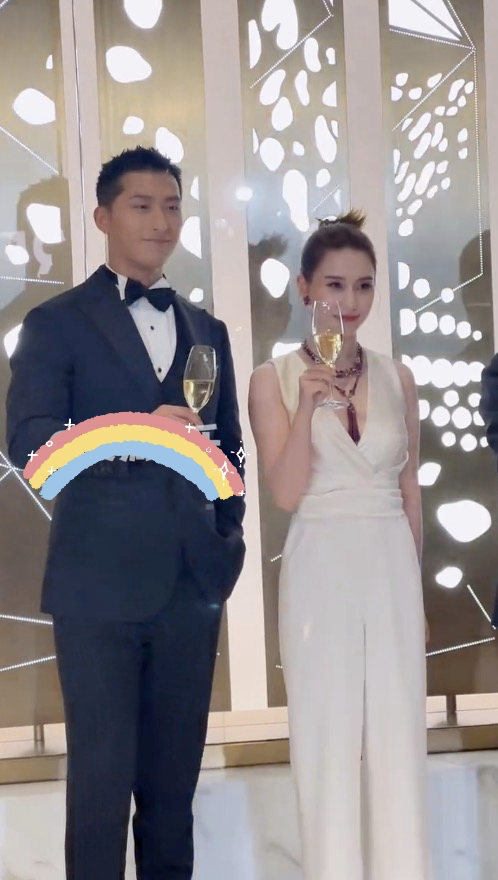 窦骁何超莲合体捞金牵手扶腰超恩爱现同款微笑越来越有夫妻相