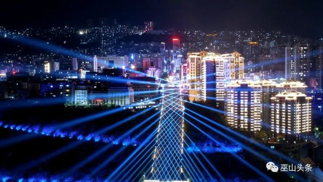 巫山红叶点燃三峡之光