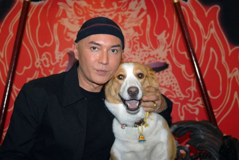 69岁尊龙近照曝光,身材发福大肚腩突显,被指越老越像洋人_腾讯新闻