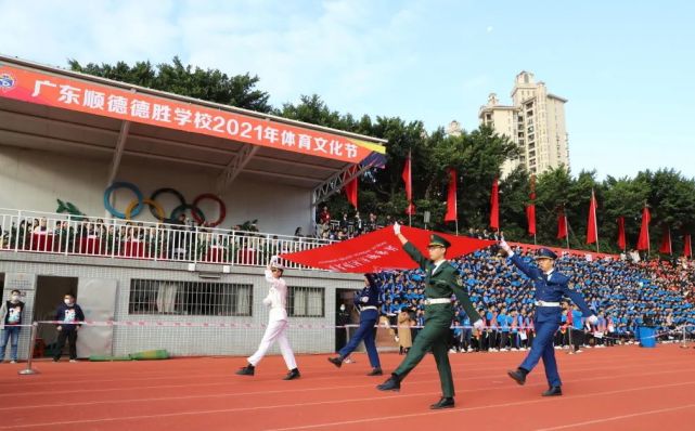 在德勝20週年的喜慶日子裡向全校師生展示風采的平臺隊列方陣是各年級