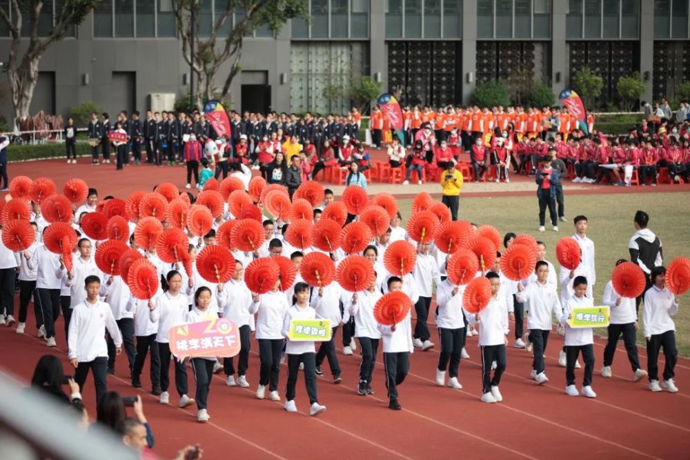 永爭第一小小少年 活潑可愛小學部方陣服務師生 提升自我向陽生 