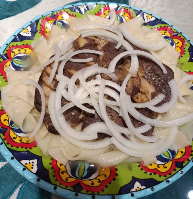 盘子里一般选用马肉或者羊肉为材料那仁是哈萨克族的一种牧区佳肴百吃