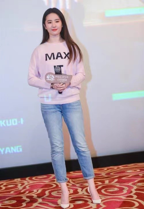 离开滤镜后刘亦菲颜值也大打折扣穿牛仔裤显腿粗难逃中年发福