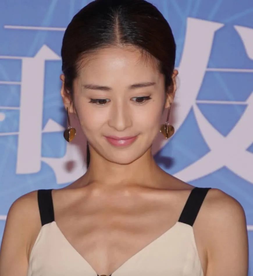 金晨再现排骨胸骨头凸起撑不起礼服杨颖吴谨言也胸前骨头突出