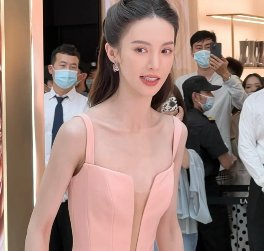 金晨再现"排骨胸"!骨头凸起撑不起礼服,杨颖吴谨言也胸前骨头突出_腾