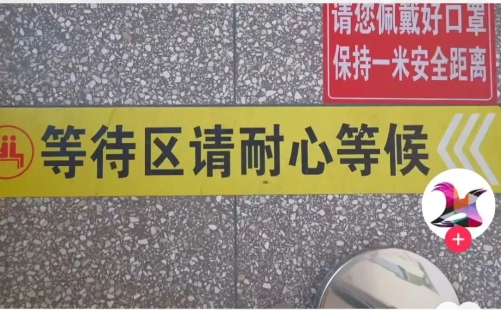 疫情防控期间,进入医院一定要佩戴好口罩,保持一米的安全距离