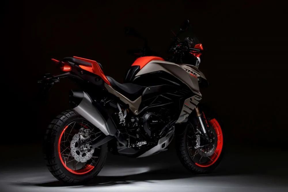 米兰车展贝纳利trk800发布外观霸气犀利