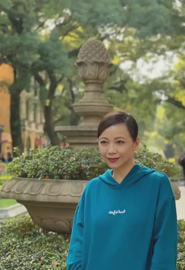 邓萃雯在广州游玩没美颜修图不怕露出脸上皱纹是真的55岁