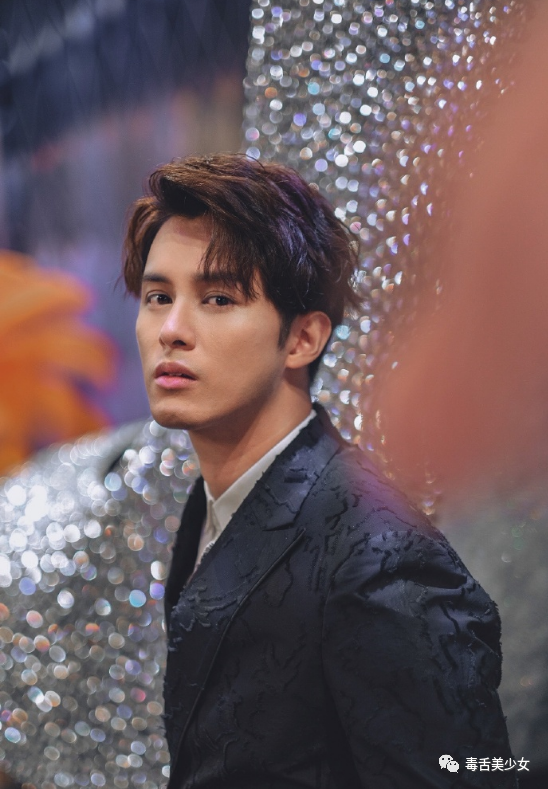 还和剧里妹妹一起走红毯早前是因《爱·回家》马子仁一角引起关注的