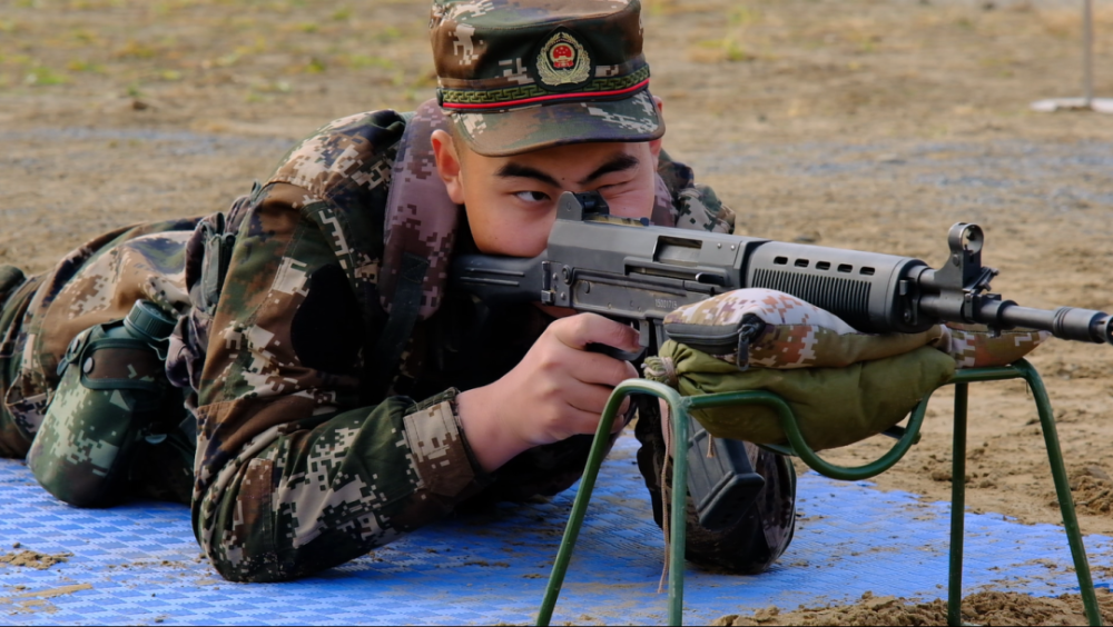 新兵首次实弹射击训练打响军旅生涯第一枪
