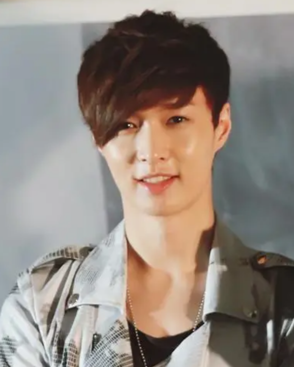 2012年,张艺兴以exo组合主舞的身份正式出道,踏上了属于他的璀璨星途.