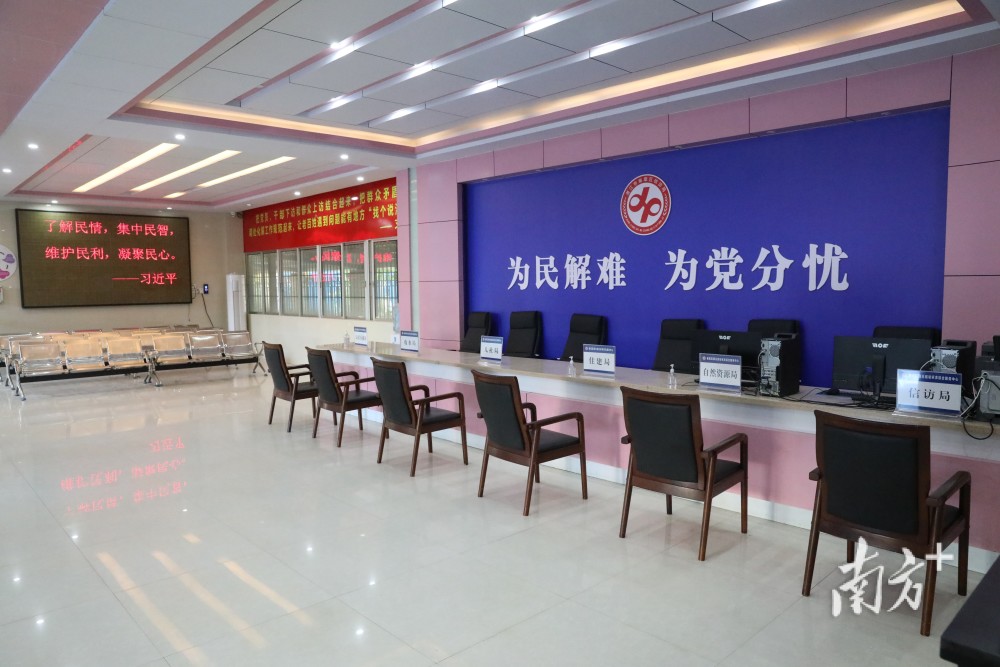 走进"信访超市",内部宽敞明亮,大厅设有群众来访接待大厅,人民调解