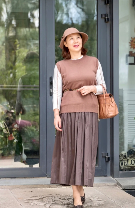 微胖的中年女人凭何优雅?这位时尚奶奶"强弱搭配"真有气质