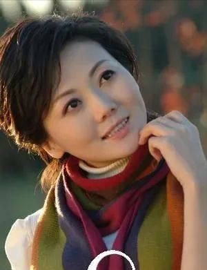 柴璐被称为是央视的"冰山美人",因为工作中的她总是一副不苟言笑的