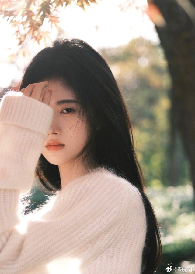 鞠婧祎黑长直配白毛衣很清纯锁骨精致又白腰身纤细