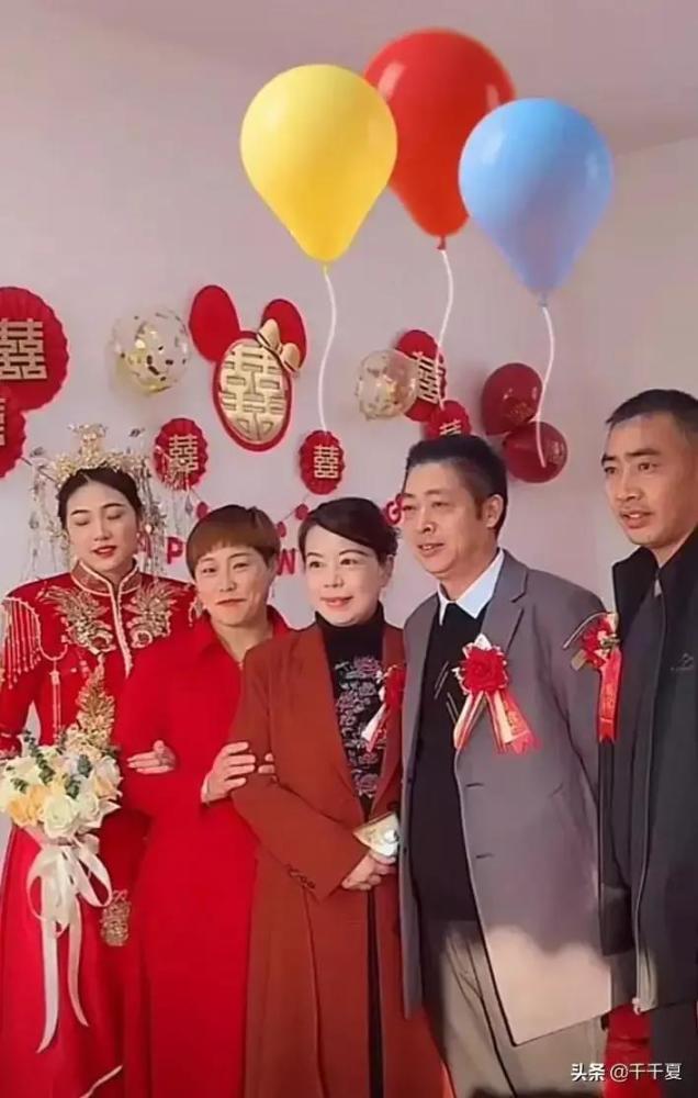 一家人欢聚一堂郭威岳母坐中间许妈姚爸坐在中间