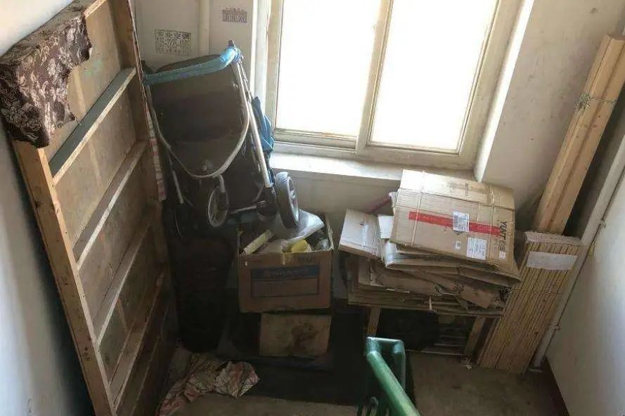 北京一业主楼道堆放杂物突然起火,致人伤残