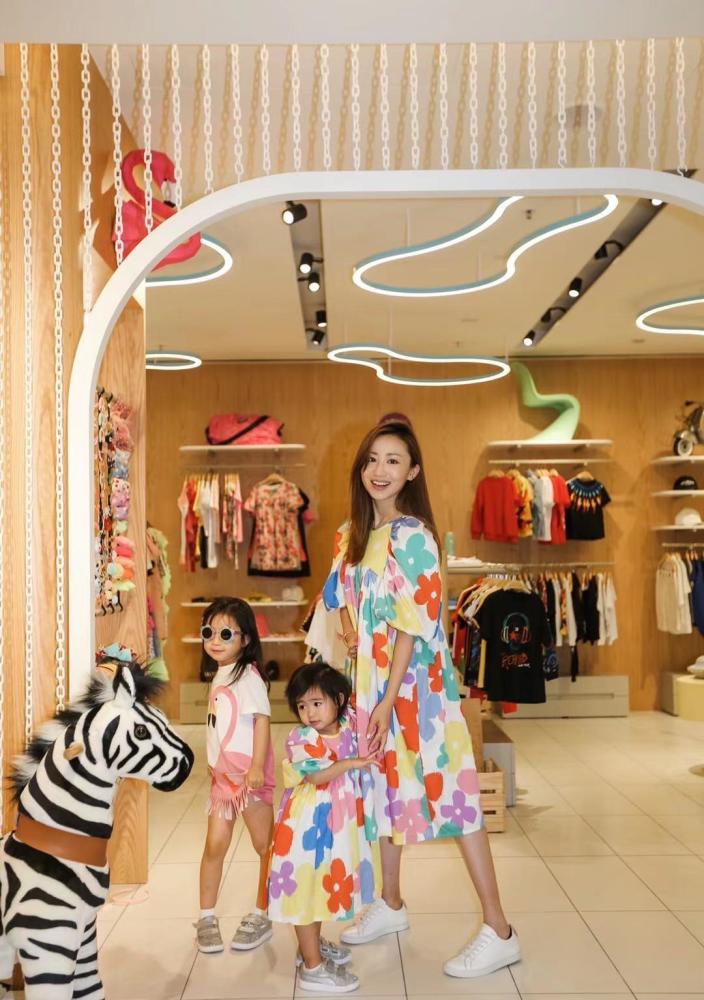 蒋佳恩蒋佳恩,原名蒋凤珠,1997年出生于四川成都,2015年进入娱乐圈.