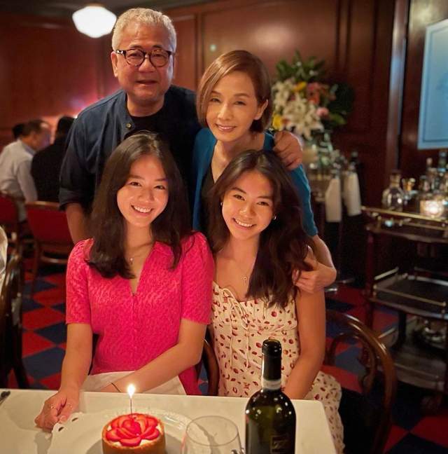 毛舜筠夫妇恩爱吃西餐76岁区丁平头发花白毛毛连三部戏演阿妈