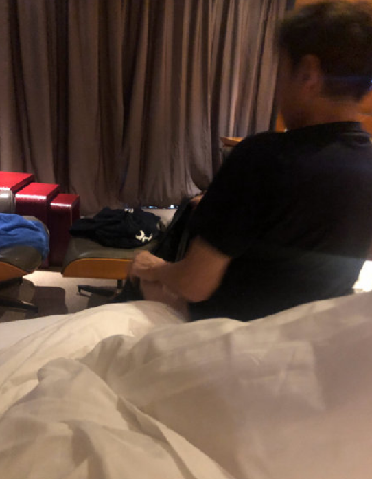 谭咏麟陷睡粉风波,发声明否认被嘲,爆料网友再度晒图讽其失德