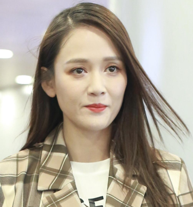 陈乔恩与艾伦甜笑同框拍视频抱猫甜蜜十足