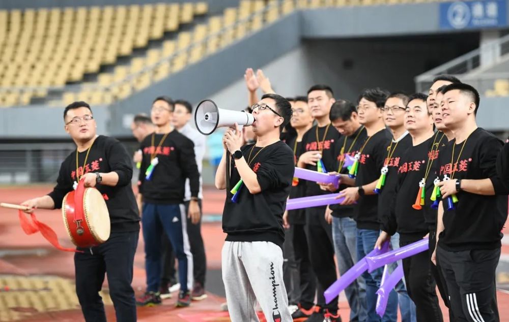啦啦队在现场为球队呐喊助威 第二届广西职工足球超级联赛前八名