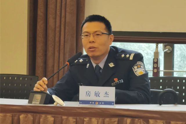 他是宁波刑警的最强大脑双眼几乎失明仍期待回岗位发挥余热