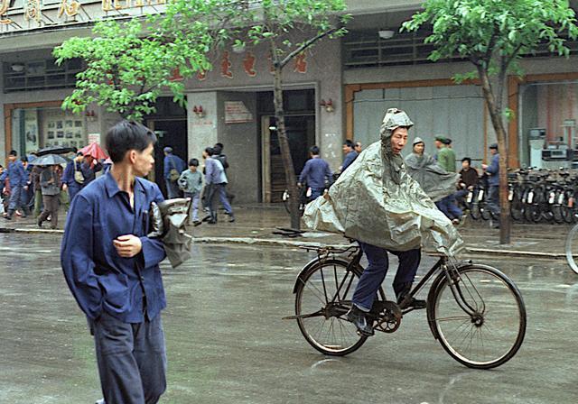 广州70年代街头老照片,洋汽车在马路上有些孤独_腾讯新闻