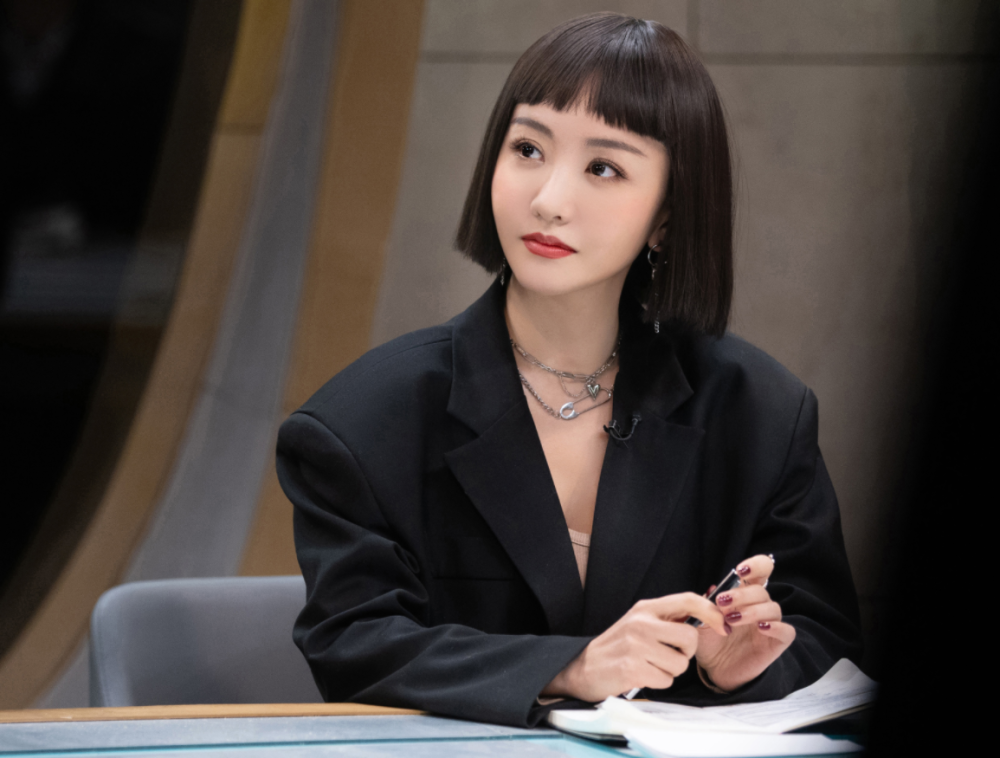 杨蓉短发造型超惊艳,穿一身亮片短裙,玲珑身材娇俏迷人插图4