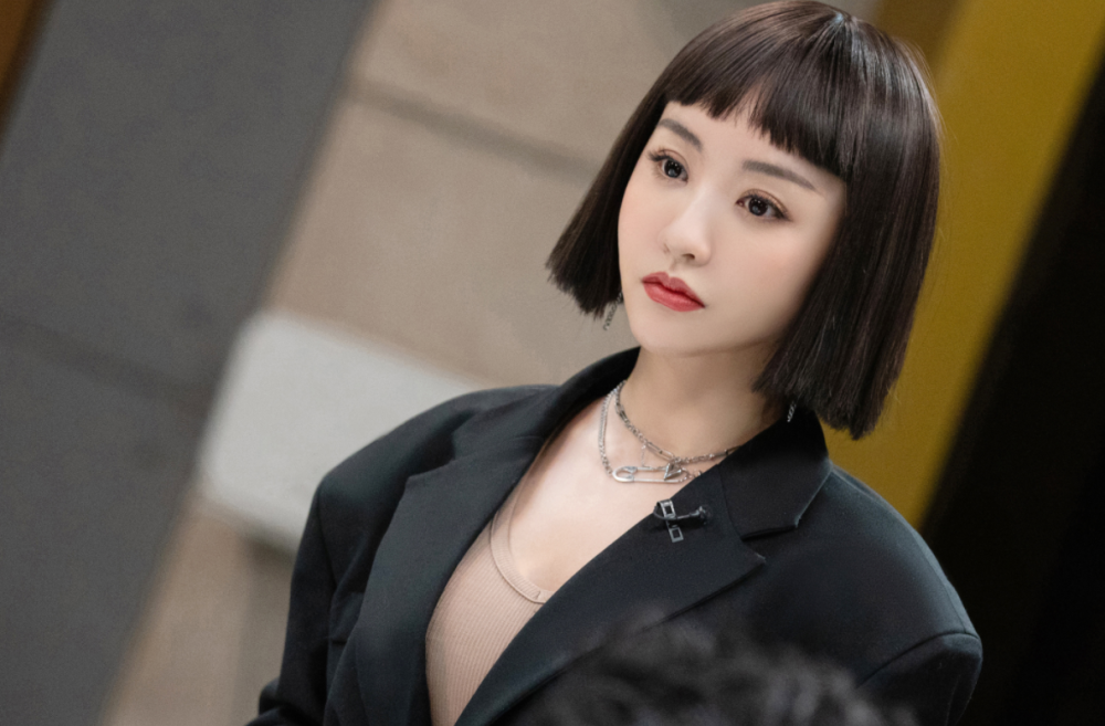 杨蓉短发造型超惊艳,穿一身亮片短裙,玲珑身材娇俏迷人插图5