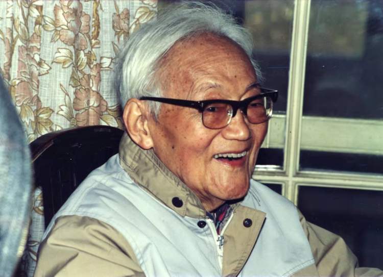 上海摄影家镜头下的巴金向往生活心系读者追求真谛