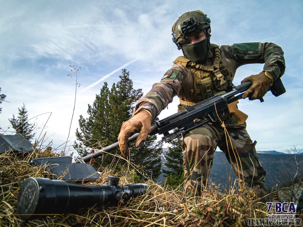 法国第7山地猎兵营狙击手演练深入阿尔卑斯山区用大狙消灭敌人
