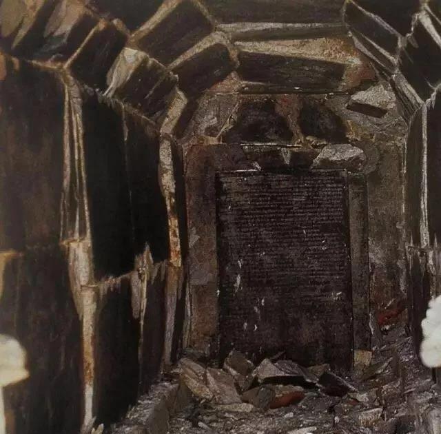 国家决定重建法门寺寺塔,人们在清理废墟过程中,意外发现了地宫