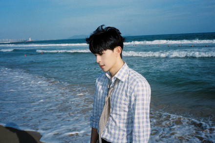 邓伦身着格纹衬衫漫步海边 暖阳下随性惬意帅气迷人